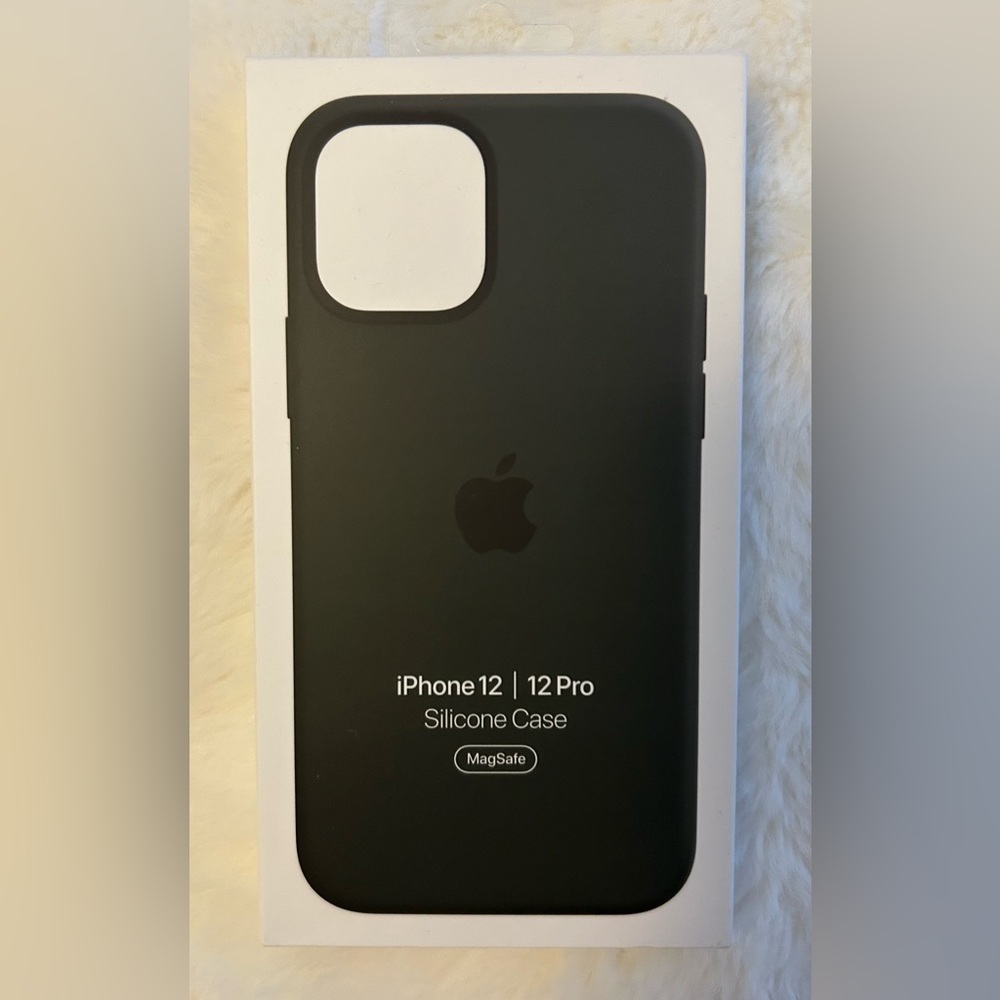 New in sealed box -Apple iPhone 12/12 Pro Cyprus Green Silicone Case